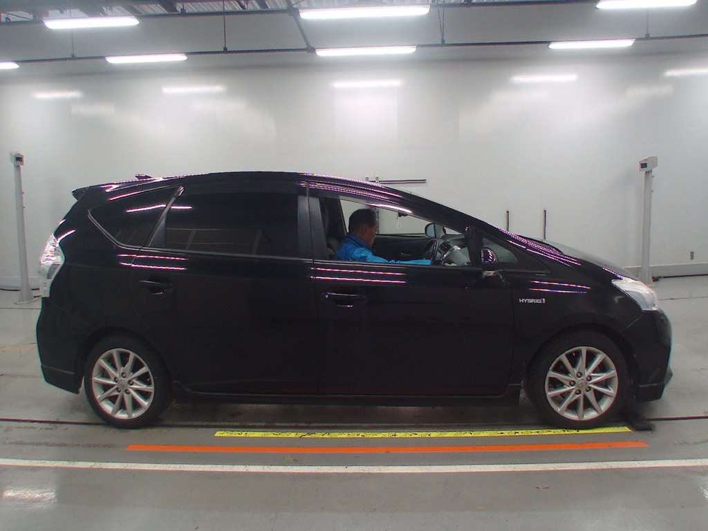 2012 Toyota Prius alpha ZVW41W[1]