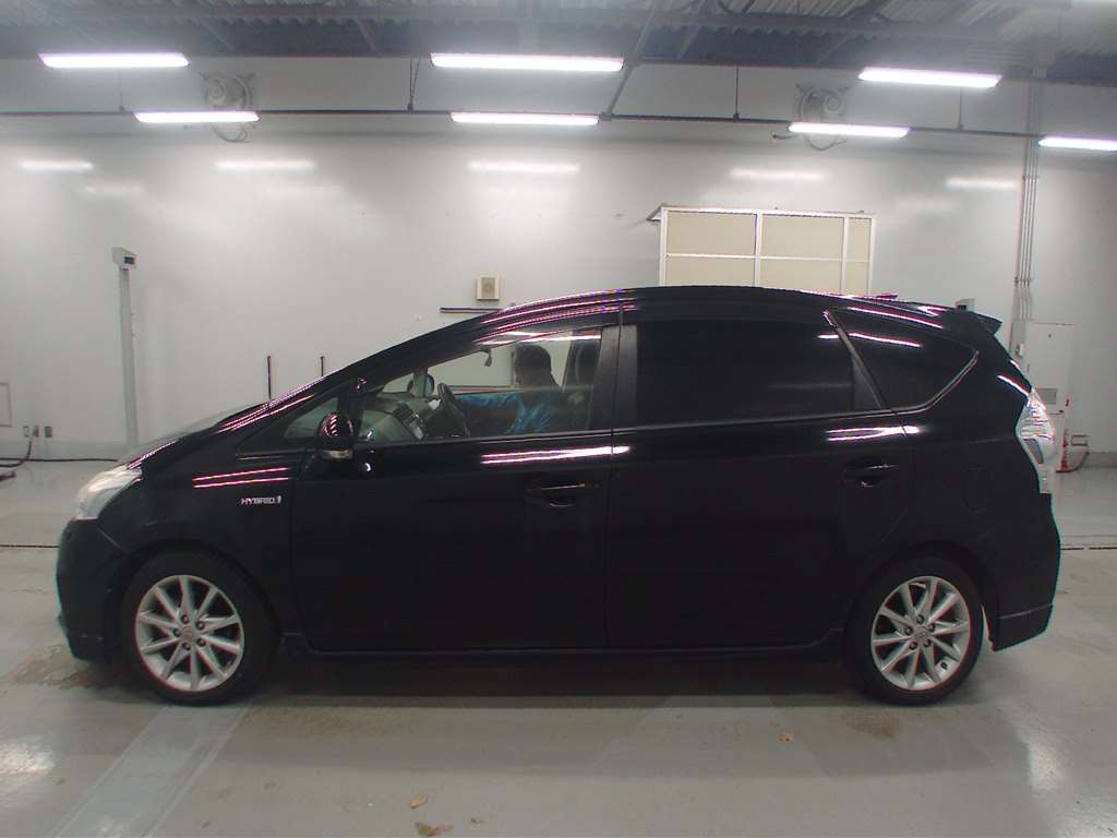 2012 Toyota Prius alpha ZVW41W[2]