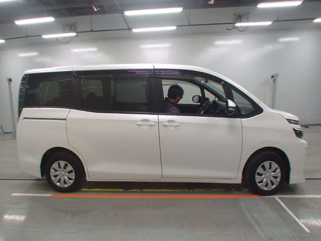 2014 Toyota Voxy ZRR80G[1]