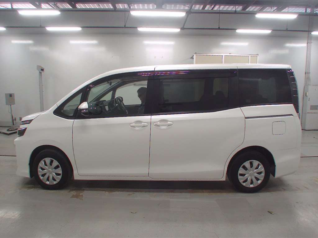 2014 Toyota Voxy ZRR80G[2]