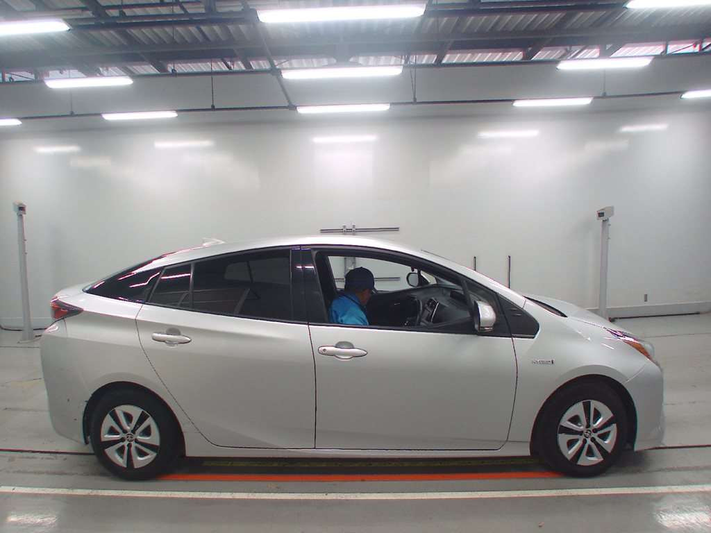 2018 Toyota Prius ZVW51[1]