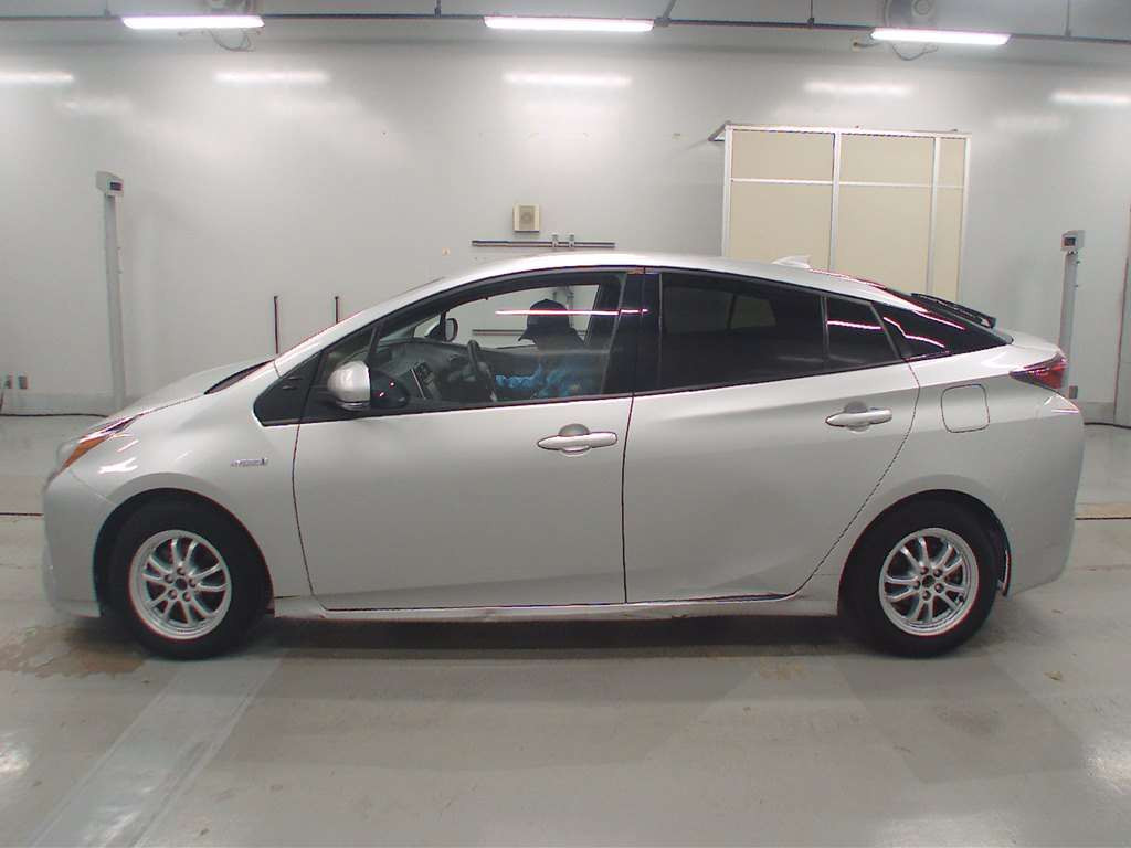 2018 Toyota Prius ZVW51[2]