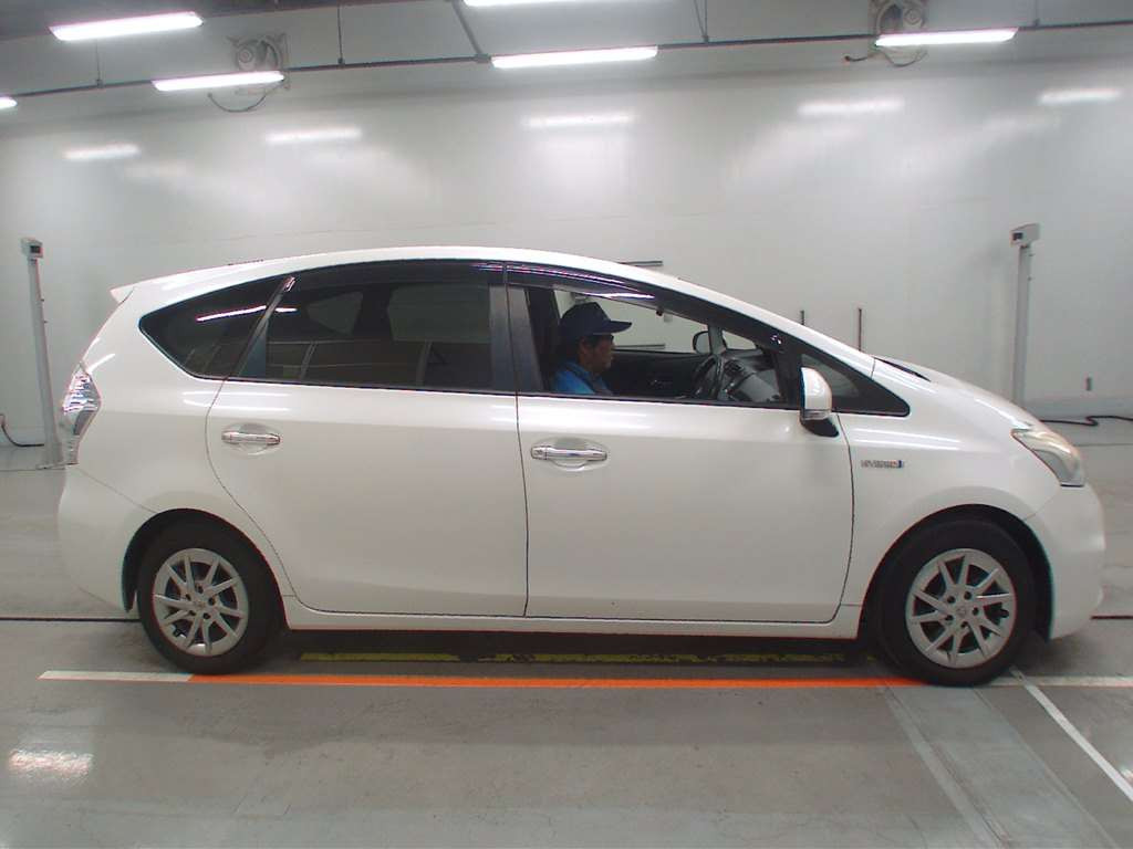 2013 Toyota Prius alpha ZVW41W[1]