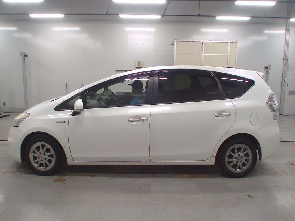 2013 Toyota Prius alpha ZVW41W[2]