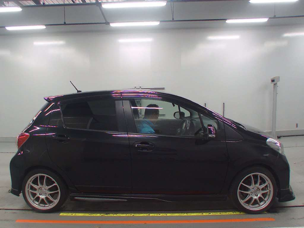 2011 Toyota Vitz NCP131[1]