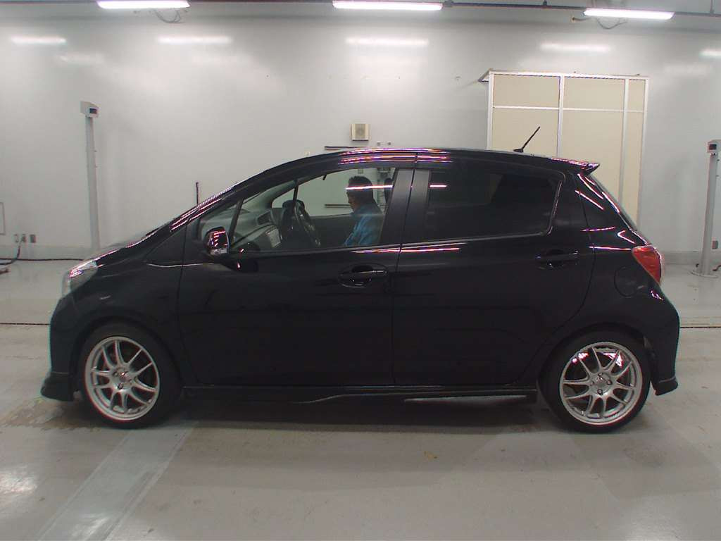 2011 Toyota Vitz NCP131[2]