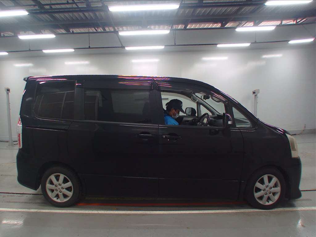 2009 Toyota Noah ZRR70W[1]