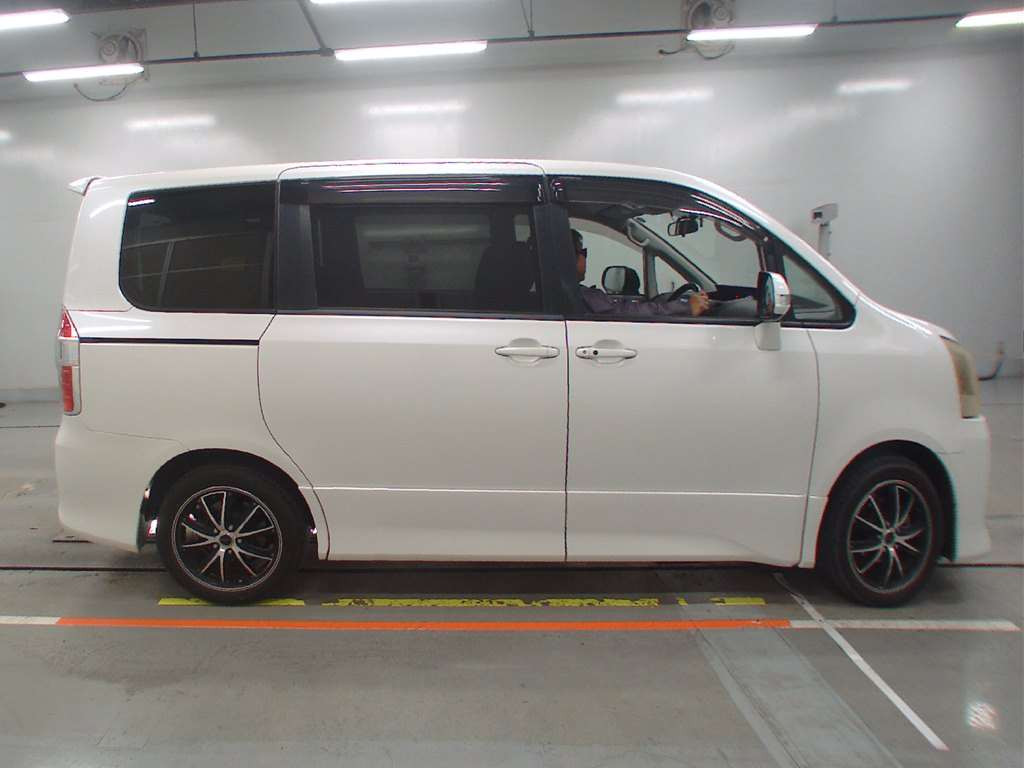 2007 Toyota Noah ZRR70W[1]