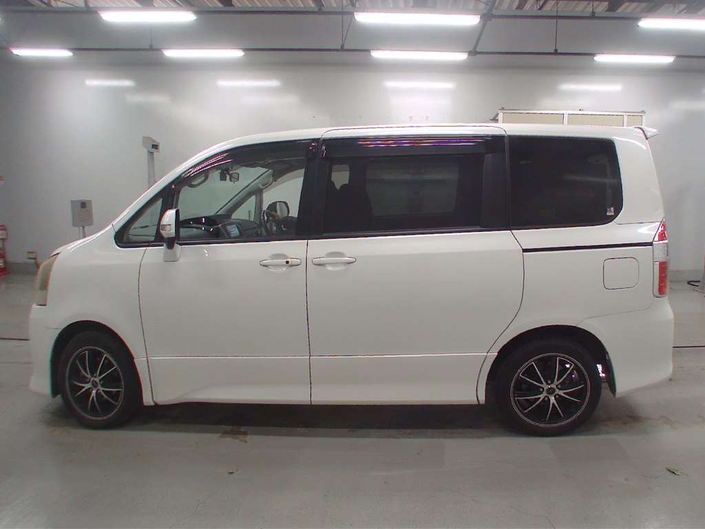 2007 Toyota Noah ZRR70W[2]