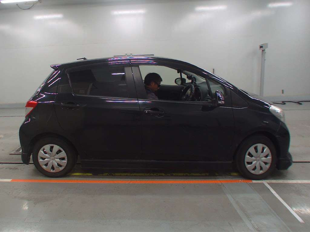 2014 Toyota Vitz NSP130[1]