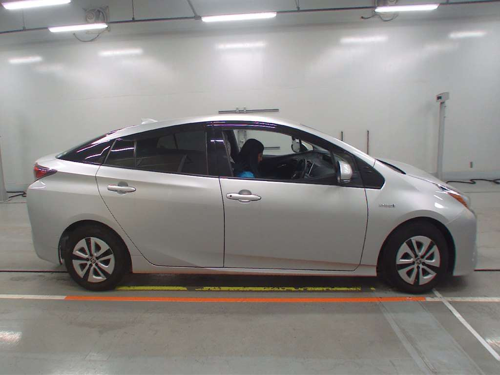 2017 Toyota Prius ZVW51[1]