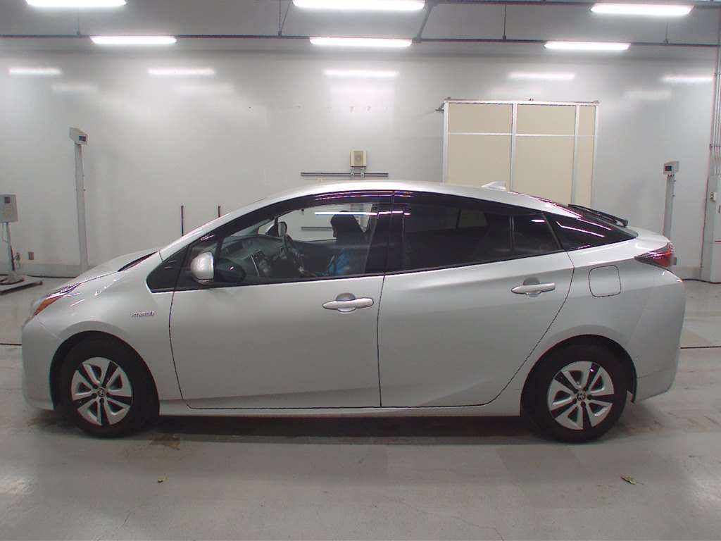 2017 Toyota Prius ZVW51[2]