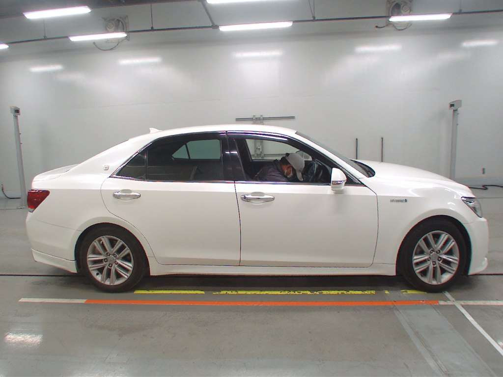 2014 Toyota Crown Hybrid AWS210[1]