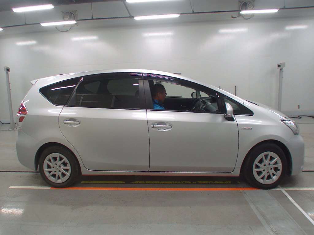 2015 Toyota Prius alpha ZVW40W[1]