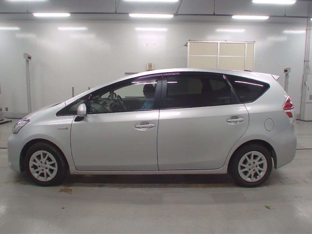 2015 Toyota Prius alpha ZVW40W[2]