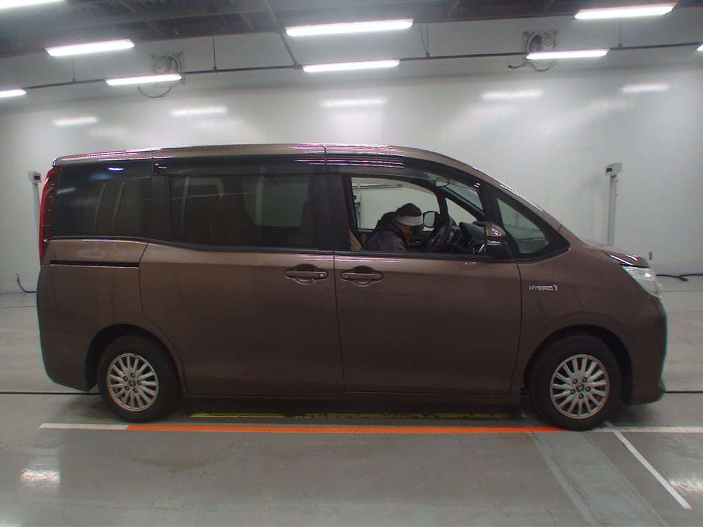 2014 Toyota Noah ZWR80G[1]