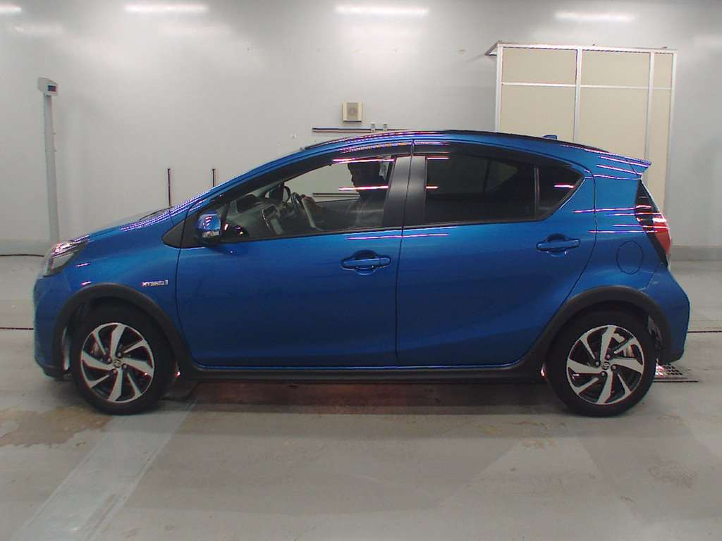 2017 Toyota Aqua NHP10H[2]