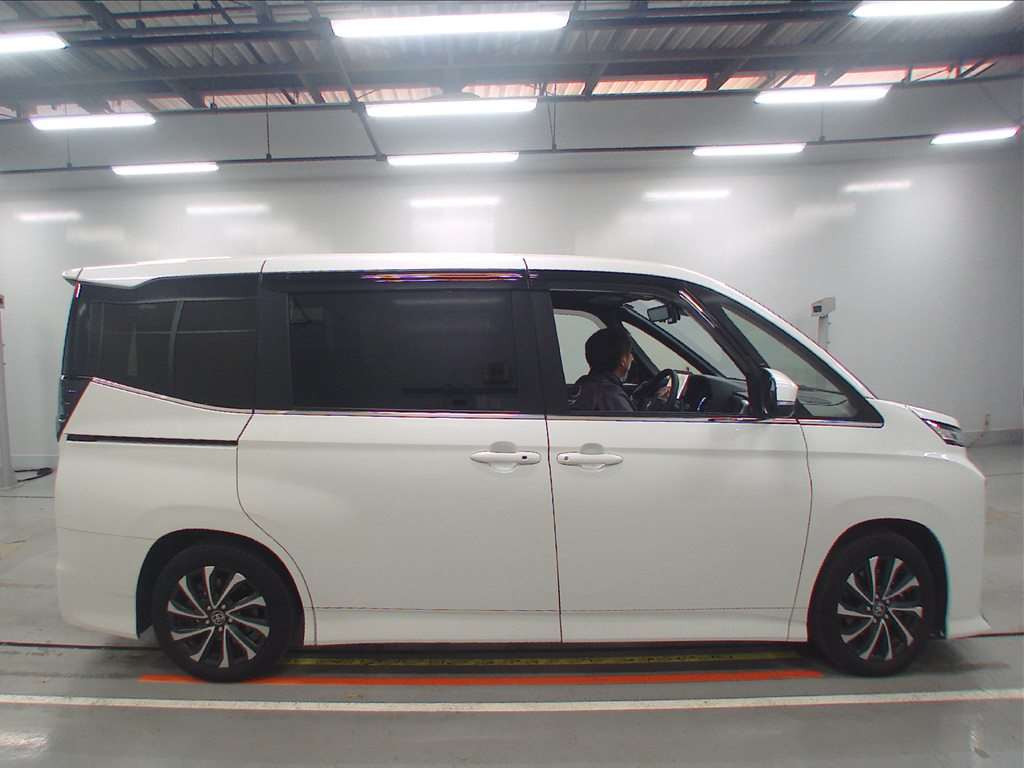 2023 Toyota Voxy ZWR90W[1]