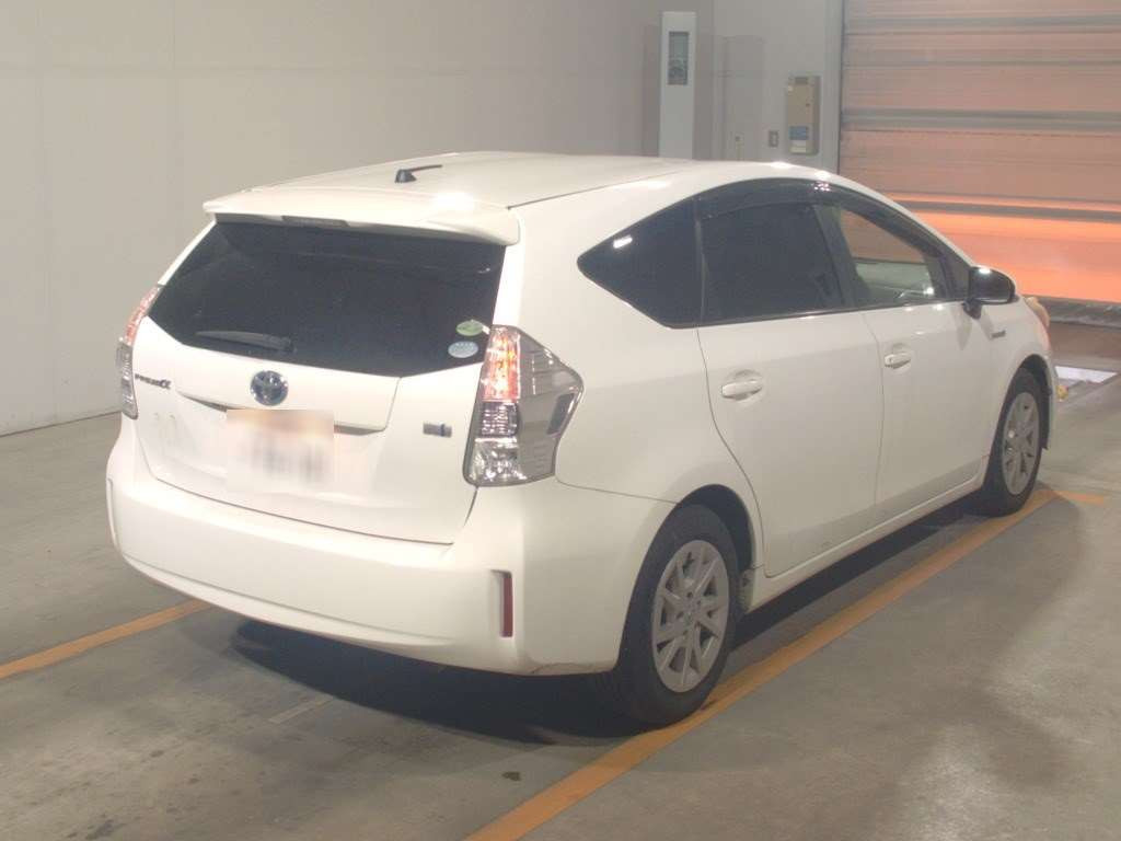 2013 Toyota Prius alpha ZVW41W[1]