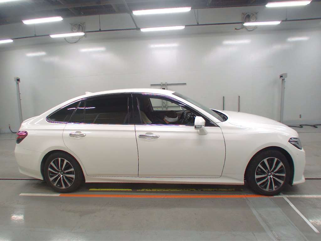 2019 Toyota Crown Hybrid AZSH20[2]