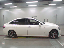 2019 Toyota Crown Hybrid