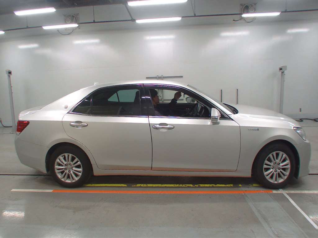 2013 Toyota Crown Hybrid AWS210[2]