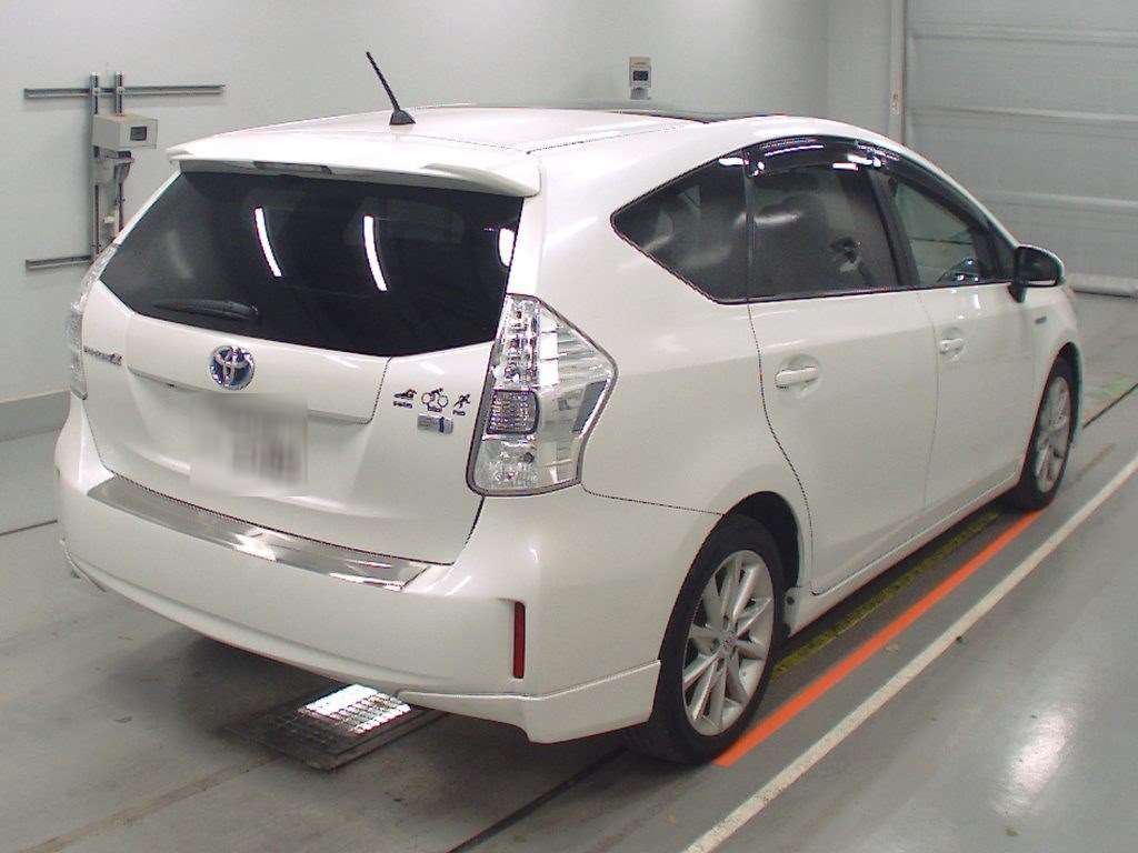 2011 Toyota Prius alpha ZVW41W[1]