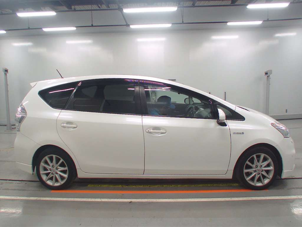 2011 Toyota Prius alpha ZVW41W[2]