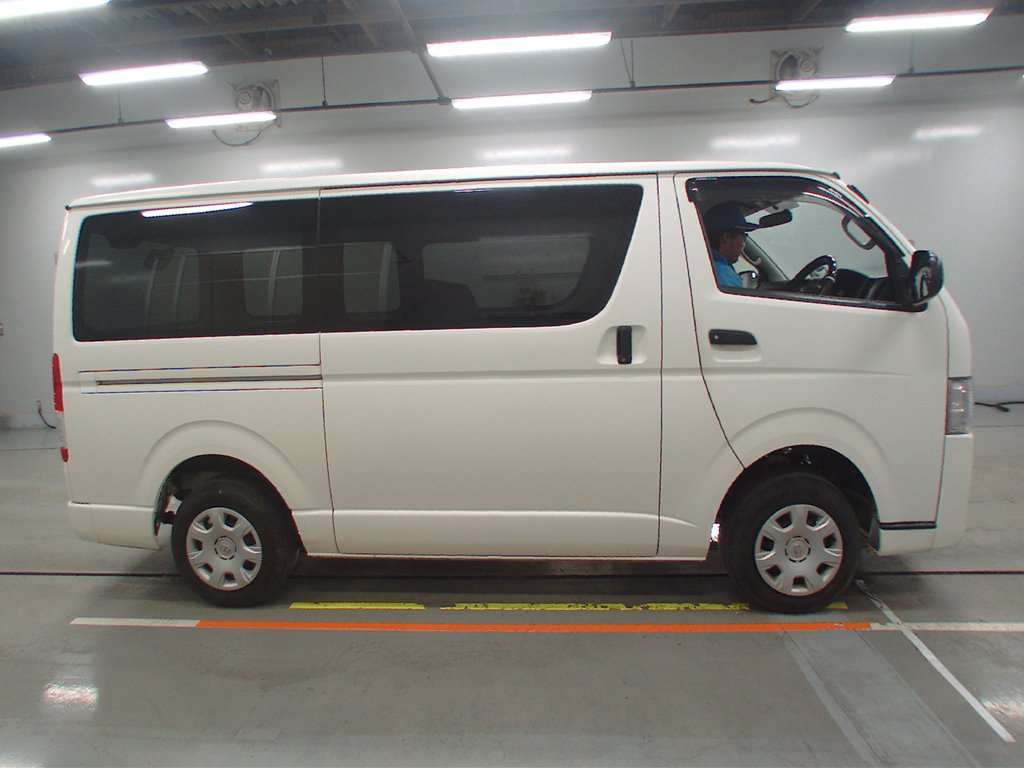 2016 Toyota Hiace Van KDH201V[2]