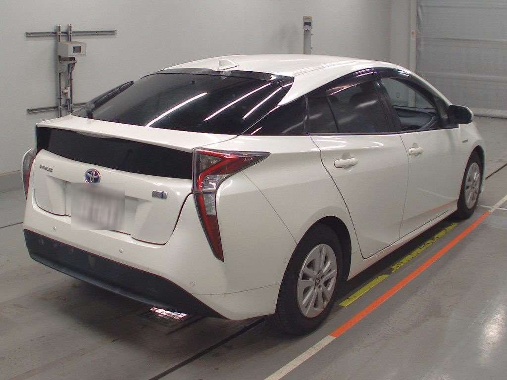 2016 Toyota Prius ZVW50[1]