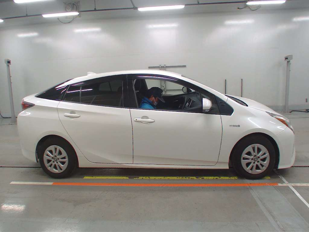 2016 Toyota Prius ZVW50[2]