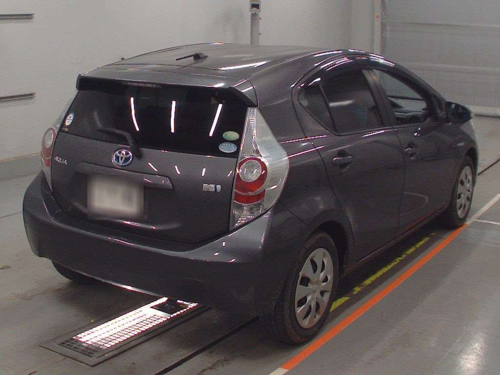 2014 Toyota Aqua NHP10[1]