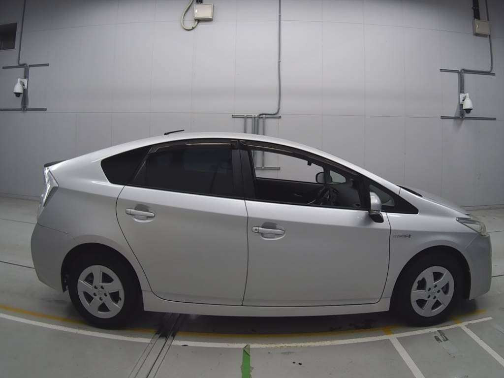 2010 Toyota Prius ZVW30[2]