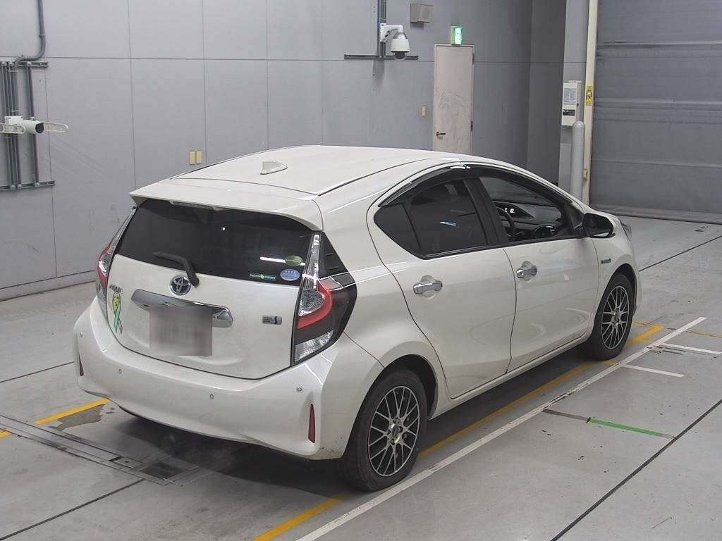 2020 Toyota Aqua NHP10[1]