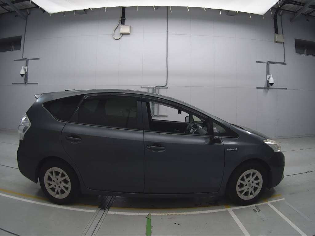 2012 Toyota Prius alpha ZVW41W[2]