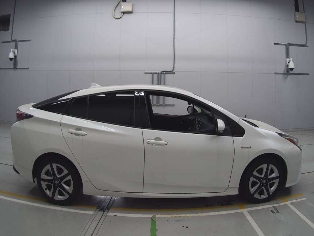 2016 Toyota Prius ZVW51[2]