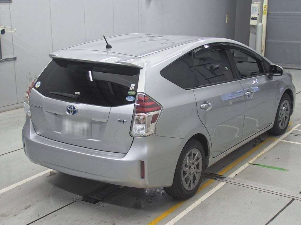 2016 Toyota Prius alpha ZVW41W[1]