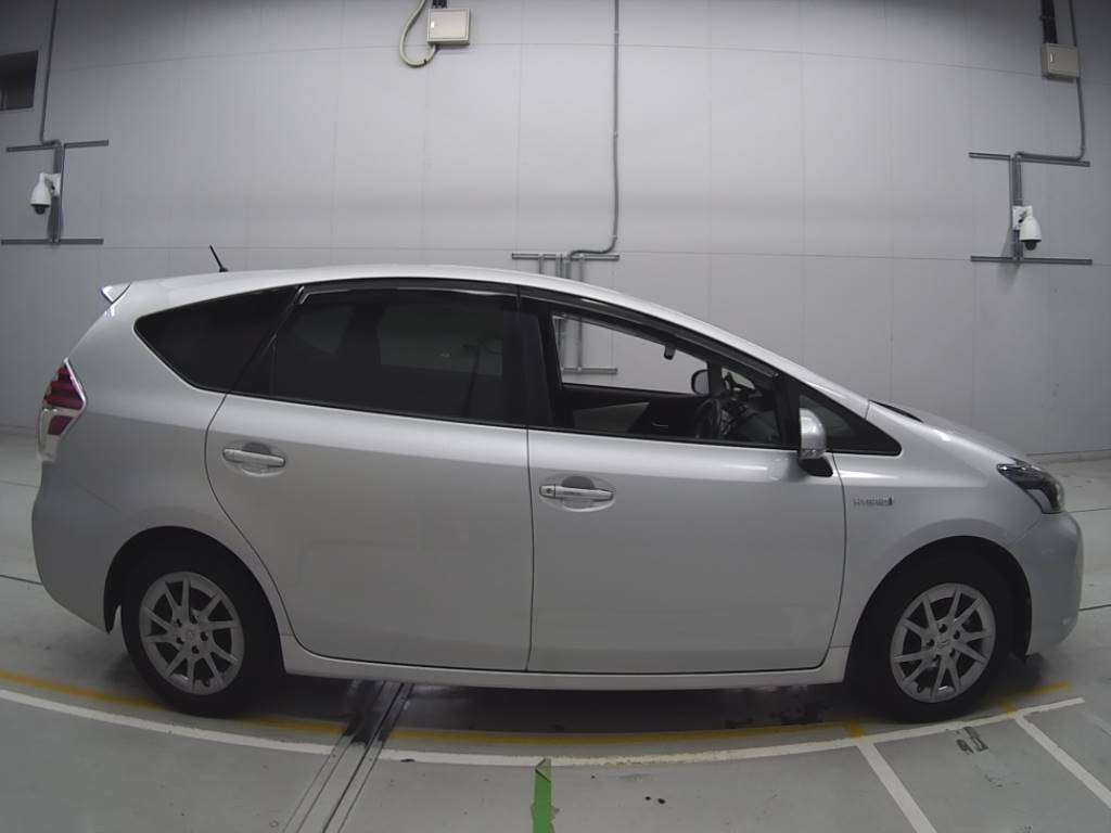 2016 Toyota Prius alpha ZVW41W[2]