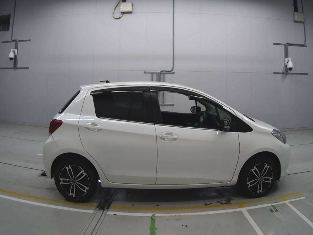 2016 Toyota Vitz KSP130[2]