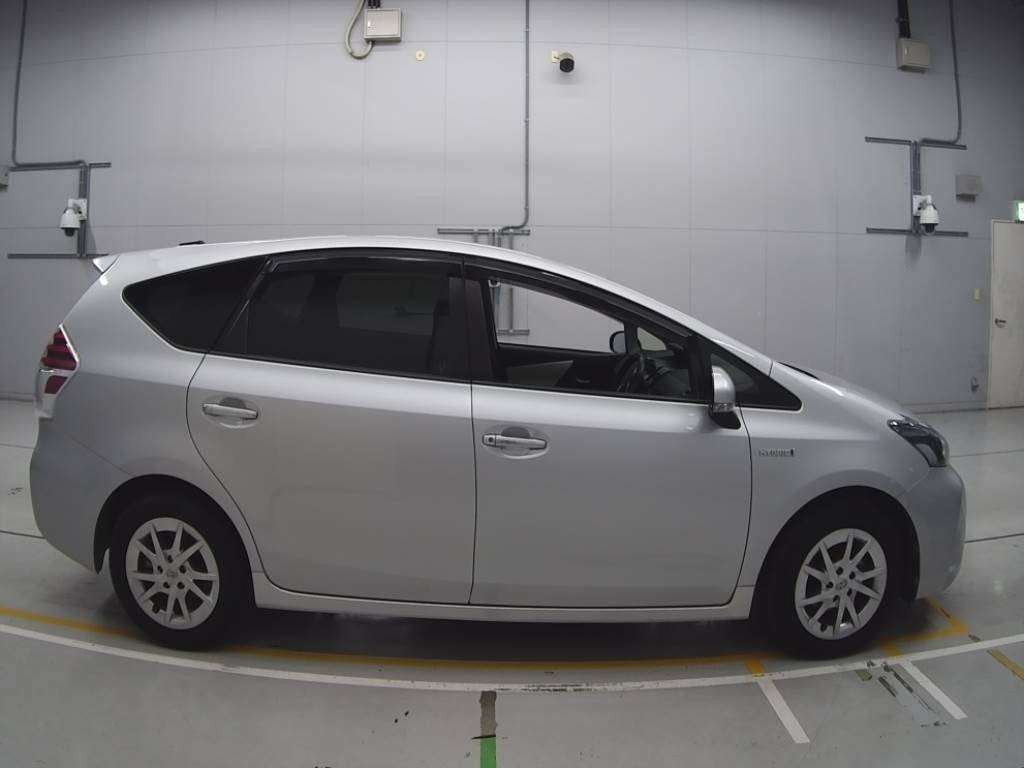 2019 Toyota Prius alpha ZVW41W[2]