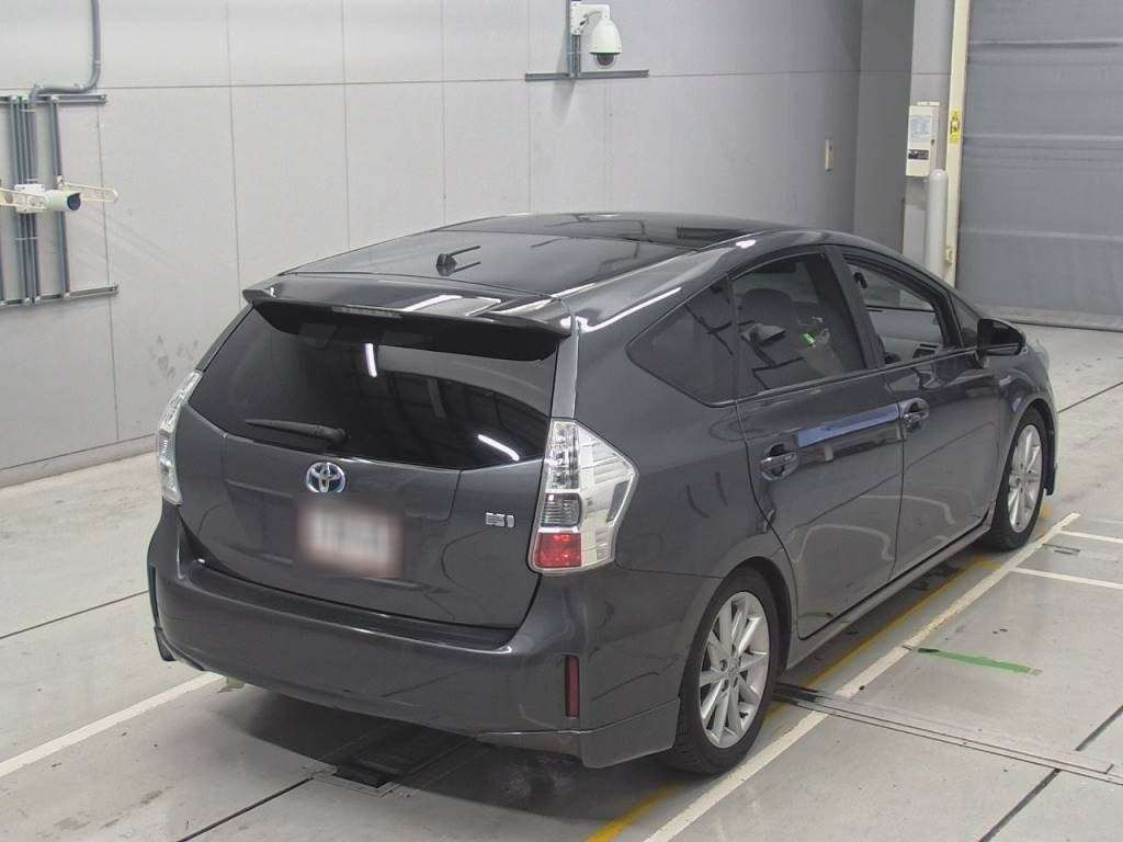 2013 Toyota Prius alpha ZVW41W[1]