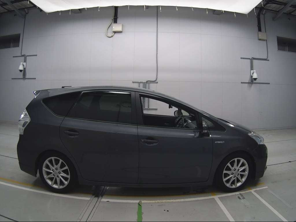 2013 Toyota Prius alpha ZVW41W[2]