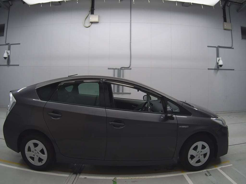 2011 Toyota Prius ZVW30[2]