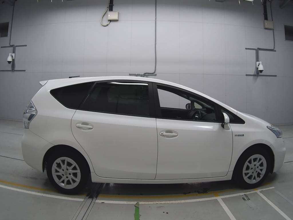 2012 Toyota Prius alpha ZVW40W[2]