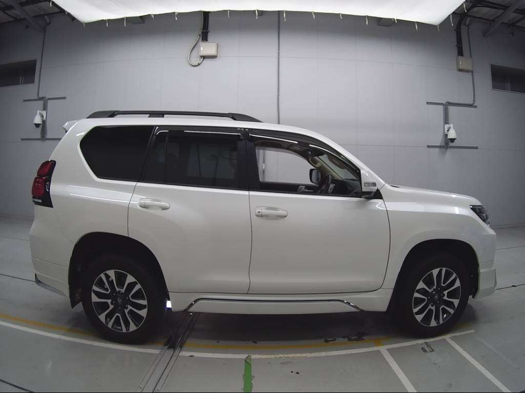 2022 Toyota Land Cruiser Prado TRJ150W[2]