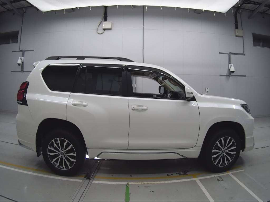 2021 Toyota Land Cruiser Prado TRJ150W[2]