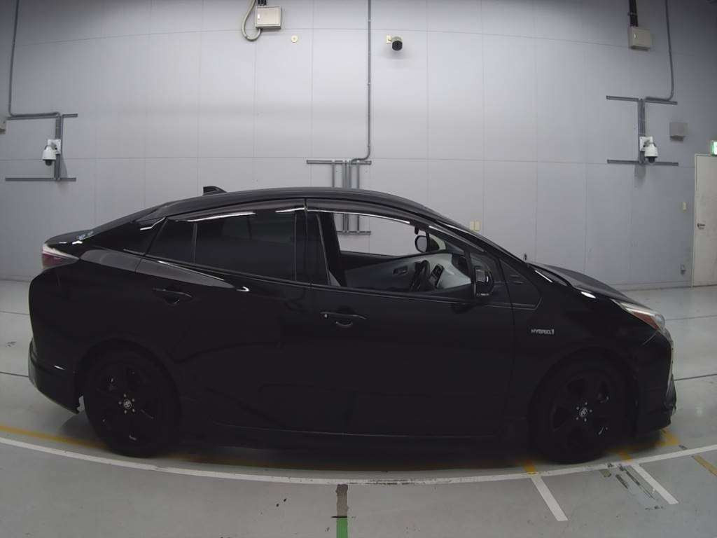 2015 Toyota Prius ZVW51[2]