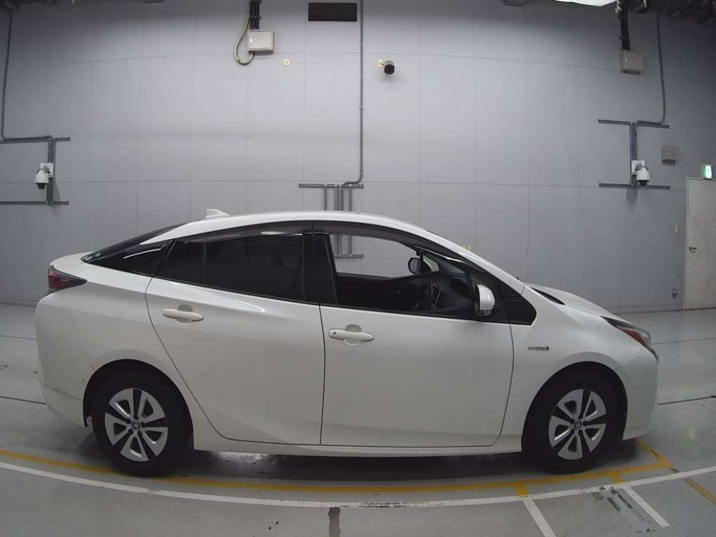 2016 Toyota Prius ZVW51[2]