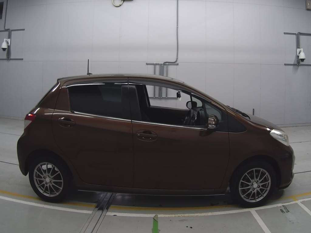 2012 Toyota Vitz KSP130[2]