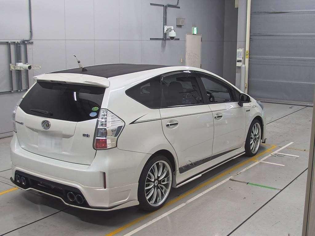 2014 Toyota Prius alpha ZVW41W[1]